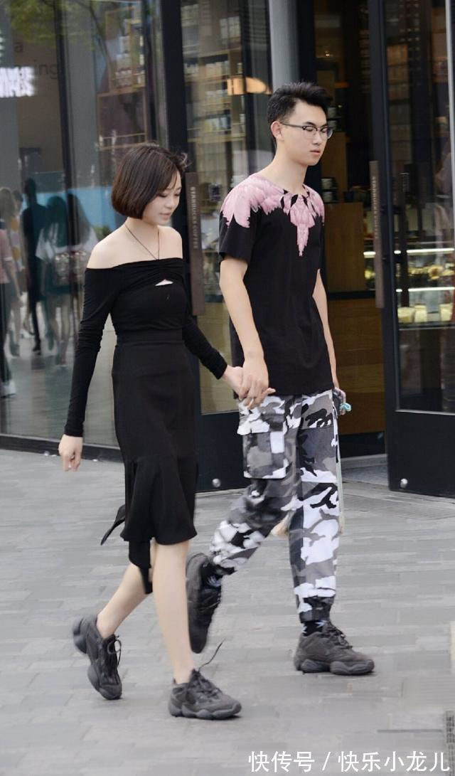 搭配 小姐姐选择蓝色的短袖搭配黑色皮裙,清新又时尚