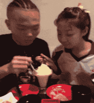 |搞笑GIF段子:姑娘,你这衣服,可真特别,挺环保的.......