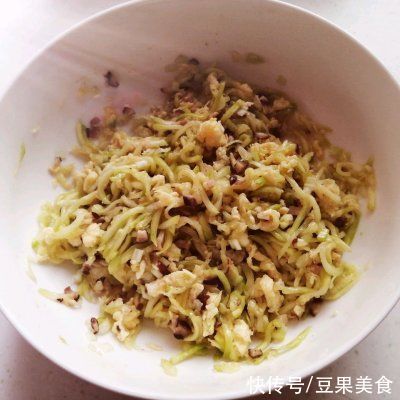 干扰素|#夏日开胃餐#煎西葫芦鸡蛋卷子