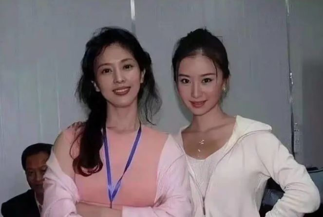 刘亦菲妈妈到底多年轻 比女儿还有气质 和舒畅同框就像是同龄人 全网搜