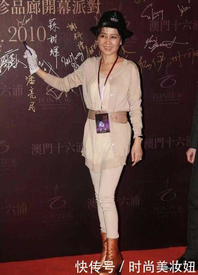 赌王“四太”真没豪门架子，穿杏色针织衫配小脚裤，仍穿出贵妇范