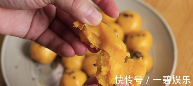 南瓜丸子|南瓜丸子这样做太好吃,无水无油,补钙强骨,出锅孩子抢着吃!