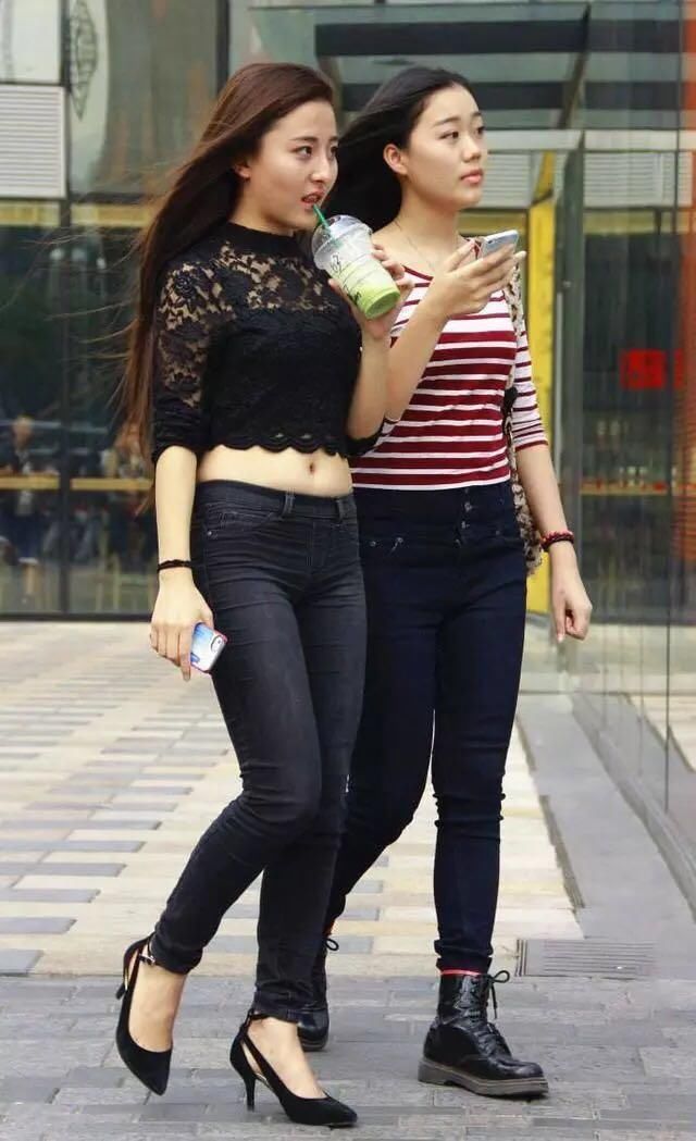 非常的显精神还更加的减龄，牛仔裤轻松的穿出时尚达人气质