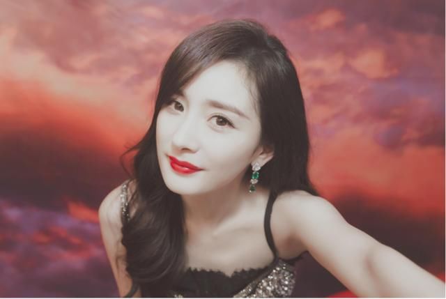 “漫画腰”作者喊话杨幂后删文，不怪粉丝反应激烈，杨幂确实无辜