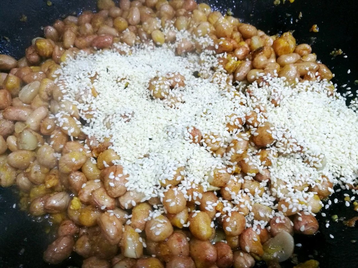 自制糖霜花生,酥脆又香甜,一颗接着一颗,好吃到停不下来