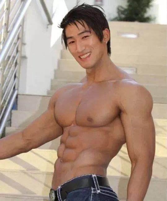 场面|当黄哲勋遇上E杯小姐姐,胸肌完全不输,场面一度十分尴尬