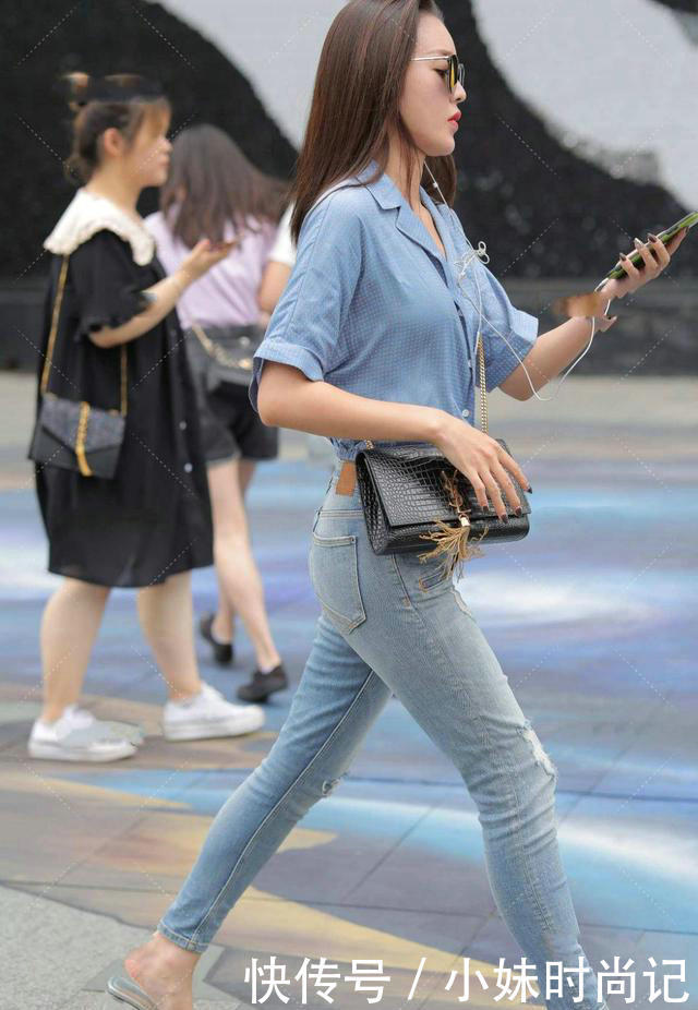 牛仔裤|街拍:衬衫搭配修身牛仔裤,韩版设计风格减龄又时尚