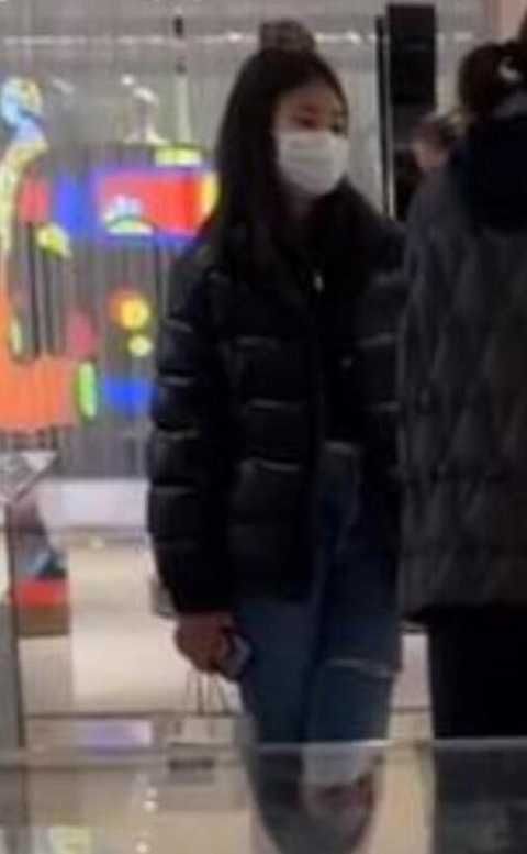 那英帶女兒在倫敦買奢侈品，被指嗓門大態(tài)度兇，女兒家教嚴(yán)格乖巧安靜