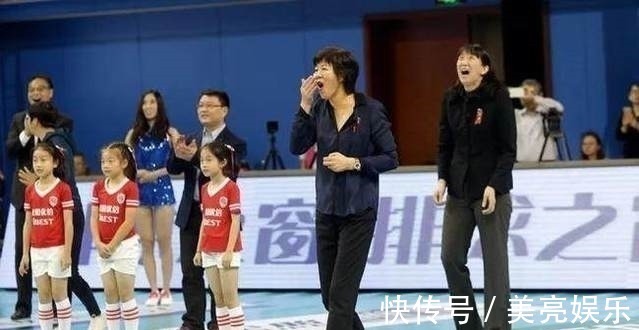 周苏红|郎平一家三口探望瘫痪名将,周苏红前夫久违露面,女儿已经3岁