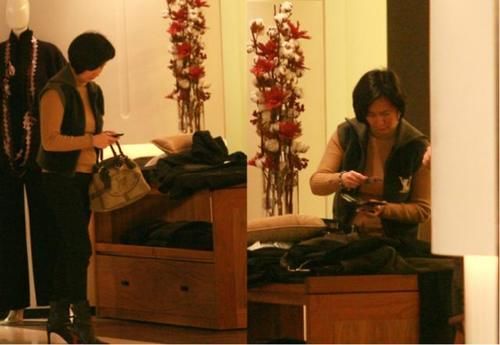 马甲|坐拥320亿身家的何超琼,穿毛衣配小马甲,造型和普通人一个样