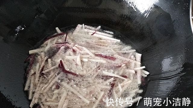 麦芽糖|香芋这样做一盘，儿子吃一次就迷上了，切成丝先炸再炒，甜脆香酥