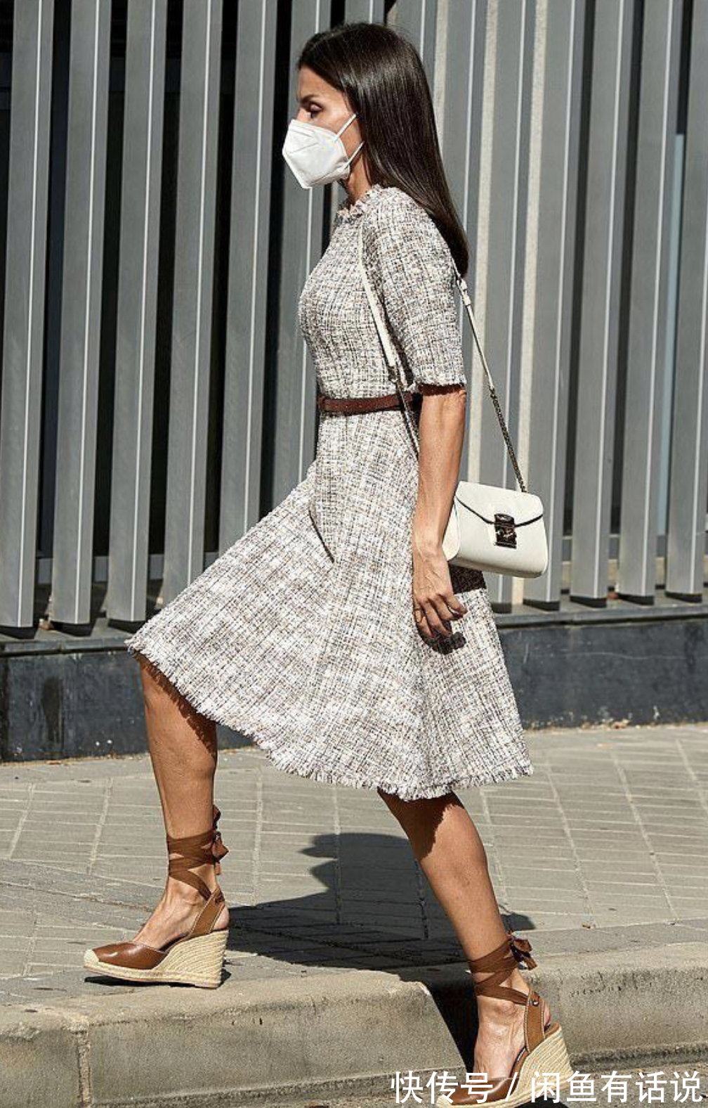 宽松|朱莉带火了“棉麻系”穿搭,舒适又有高级感,30岁以上女人都适合
