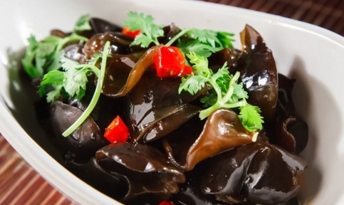 醋泡木耳|用醋泡一物,坚持睡前吃两口,体内毒素排得干干净净,肚子也平了