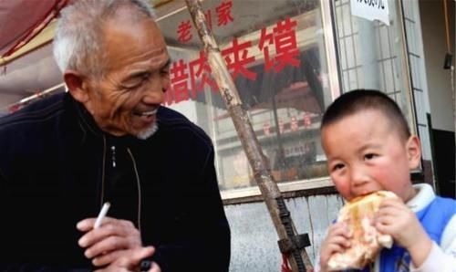 姥爷|姥爷逗外孙:总来蹭饭羞不羞?4岁孩子的童言稚语让气氛略显尴尬