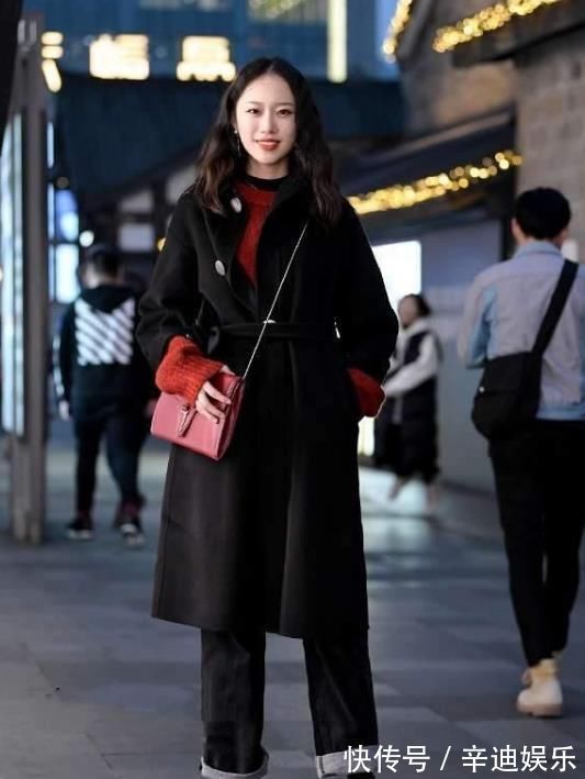 时尚|街拍：柔情绰态的美女，一件白色短袖配黑色皮裤，时尚活力气质