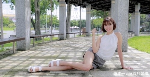 婀娜多姿|街拍:婀娜多姿的白衣小姐姐,妩媚迷人,勾勒出性感的身材