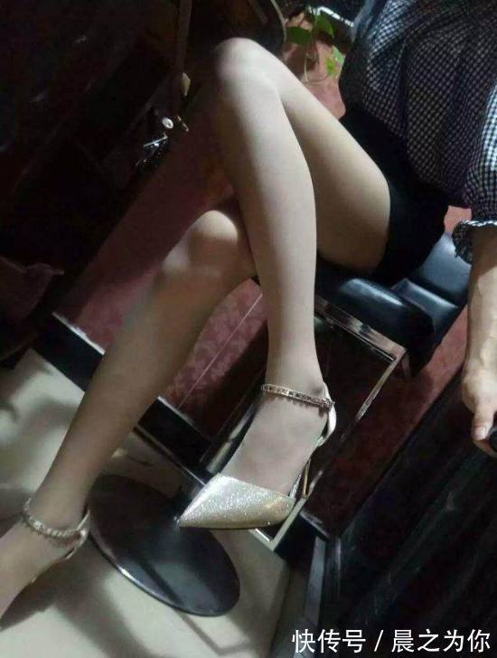 线条 搭配一双靓丽的高跟鞋,延长女人腿部线条,魅力十足!