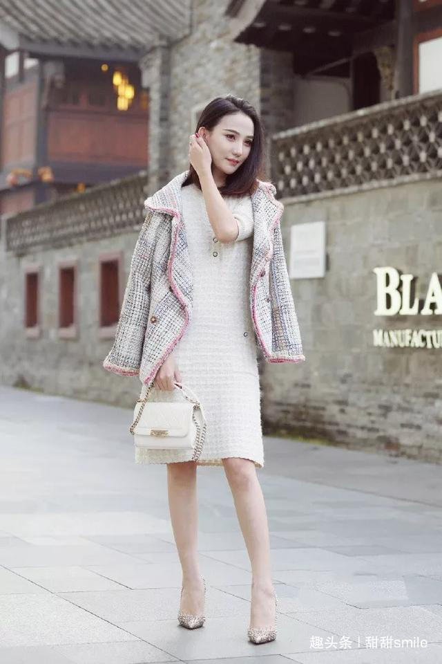 时尚 美女脚上搭配一双浅色系的高跟鞋,帮助她打造时尚的气息