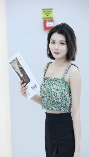紫色|街拍 气质优雅的辣妈, 搭配紫色的收腰裙, 秀出了丰腴曼妙的身材