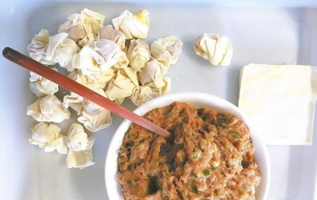 开馄饨店10年，这个调馅方法最靠谱，鲜嫩抱团，老人孩子都爱吃