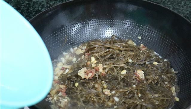 这道菜可以代替主食,香滑筋道灵活搭配,家人隔三差五就喊馋