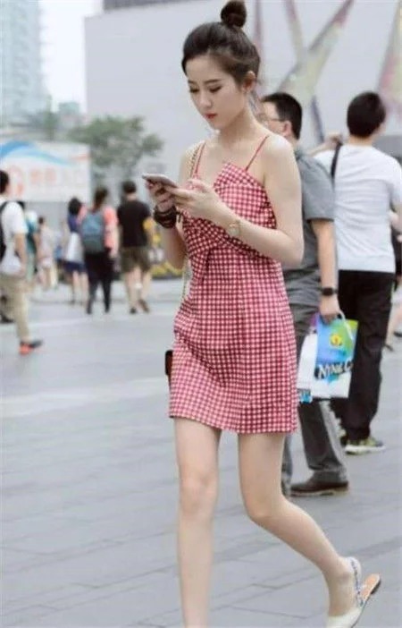 街拍:小姐姐看上去气场十足,给人的感觉温婉而又大方