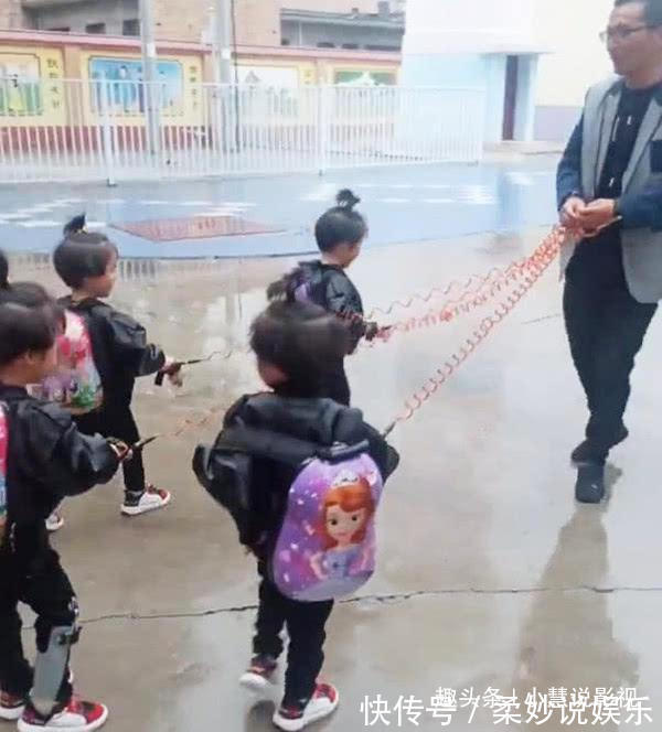 宝宝|爸爸第一次接四胞胎放学,爸爸拍照发给妈妈,看到照片后妈妈笑喷