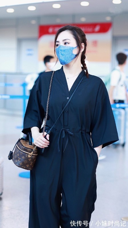 吸睛度|阿娇的40岁也太美好了,一身黑打扮虽很简单,气质高级比少女耐看