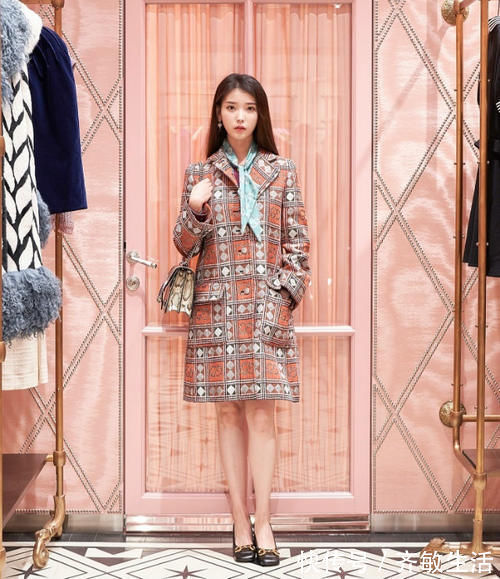 卡其色 过年穿大衣,别只会挑“大红色”!今年这3个流行色,洋气忒显嫩