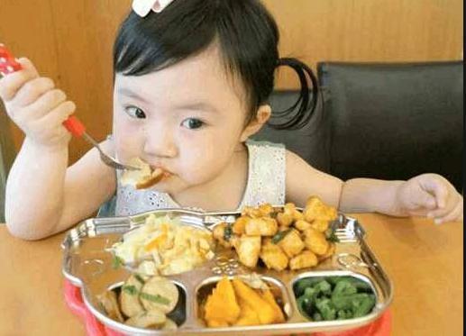 孩子|被医生称为“幼儿杀手”的2种食物,比垃圾还埋汰,仍有家长在喂