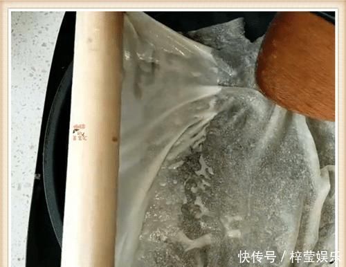 做法|做鸡蛋饼别再搅面糊了，学学这个新做法，柔软透亮比纸薄，特筋道