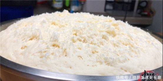 和面时,别只会加酵母,只要滴一滴,8分钟快速满盆又白又香软!