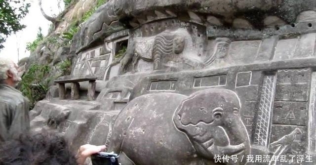 老人独自生活在山里,他用40年的时间,把悬崖变成一个巨大艺术品