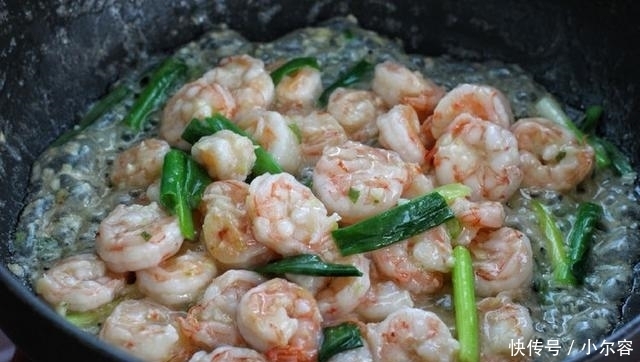 清洗干净|葱爆虾仁没香味?把握3个小技巧,味道鲜美,色泽红亮