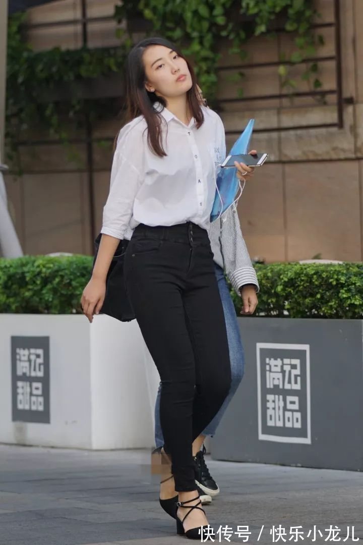 牛仔裤|牛仔裤配上T恤衫,经典的黑与白,帅气又不失温柔的美