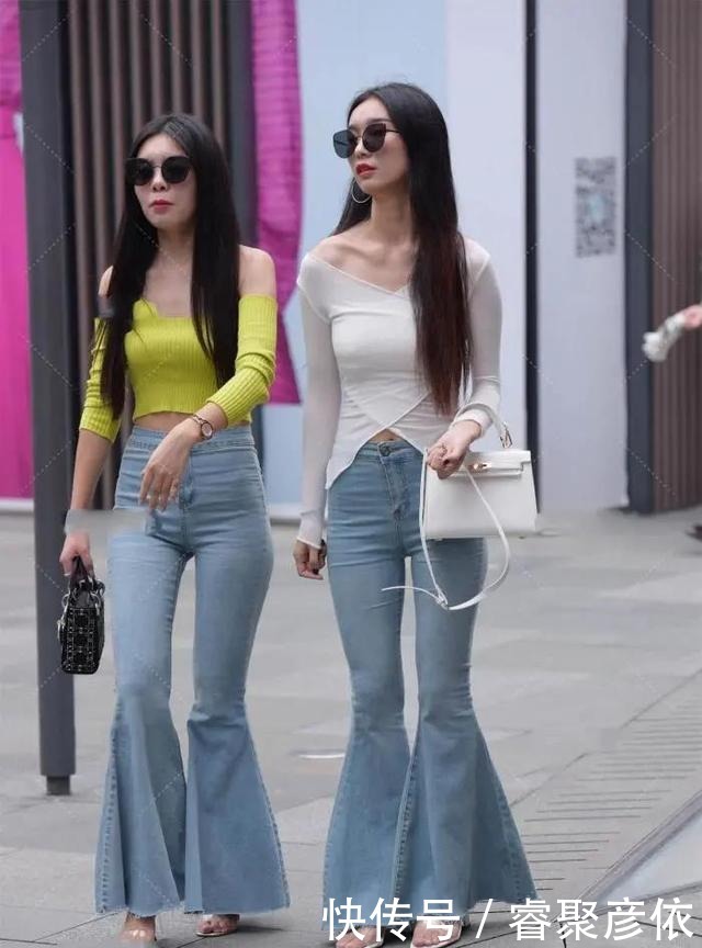 浅蓝色喇叭裤配个性上衣的穿搭,彰显性感之余又温柔优雅