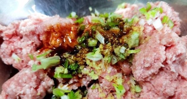 此菜的叶子常被扔掉，其实营养比茎高，冬天要多吃，包饺子吃真香