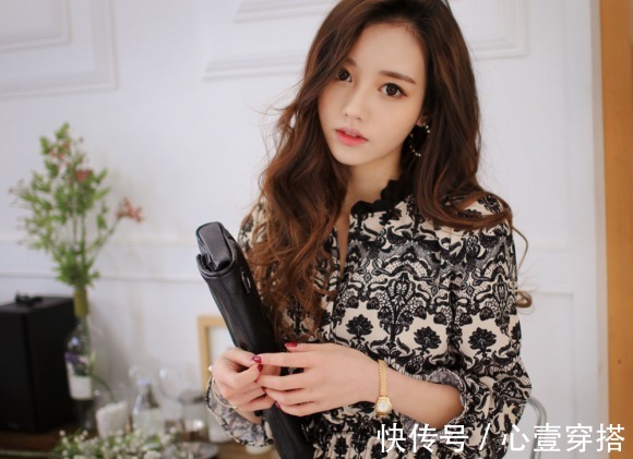 时尚|女神孙允珠高清时尚搭配:复古花纹荷叶边连身短裙