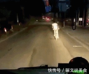 |搞笑GIF:为什么看到他摔倒,心里会莫名地舒爽呢