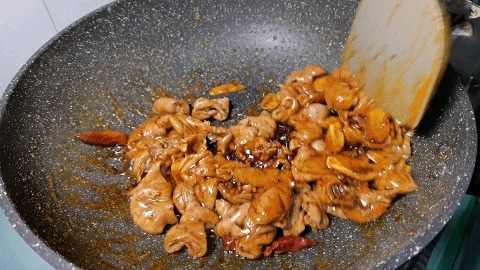 肥肠这样做,味道才叫香,肥而不腻,香辣解馋,看着就有食欲