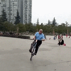 |搞笑GIF:太尴尬了 吓得我赶紧关上了门