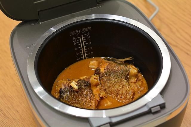 啤酒炖草鱼真够味，肉嫩汤浓，用电饭煲炖省心省事营养不流失