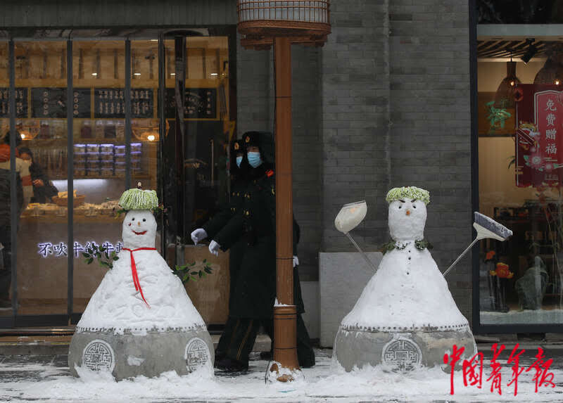 前门商业街|雪后的北京前门大街 小雪人“争奇斗艳”