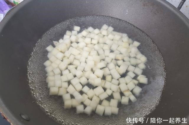 2根火腿肠1个土豆,做出比饭店还好吃的菜,天天吃都不腻