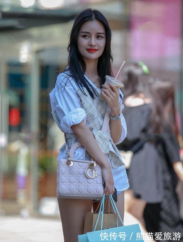 小白鞋 粉色压纹包,搭配性感休闲三件套,俏皮又少女的日常穿搭!