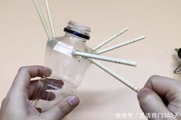塑料瓶上插几根筷子,放在家里好看又实用,赶快动手做一个吧!