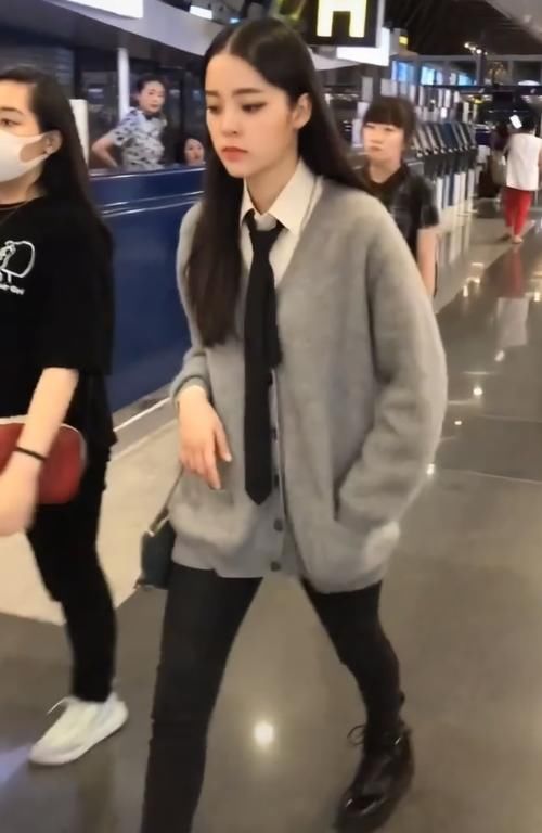 清纯|清纯妹妹的时尚毛衣穿搭，毛衣加衬衫，帅和甜美一样不缺！