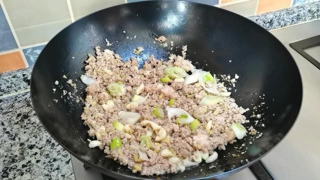 西红柿|西红柿茄子焖面,香喷喷的,真是一锅不够吃,隔三差五家人就要吃