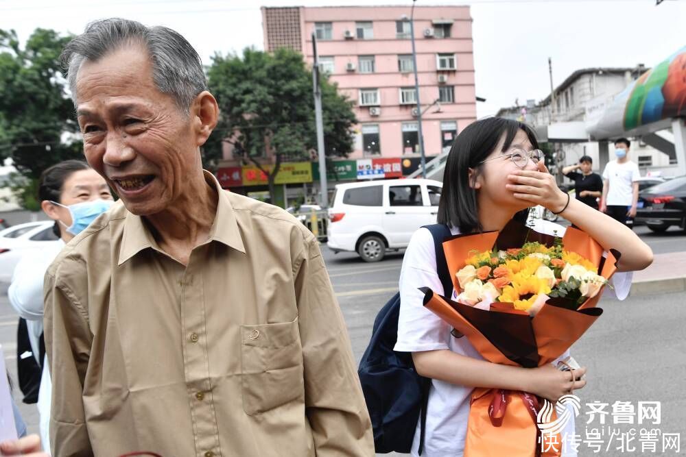 新闻记者|山东部分高考生完成全部考试科目，镜头记录他们走出考场的那一刻