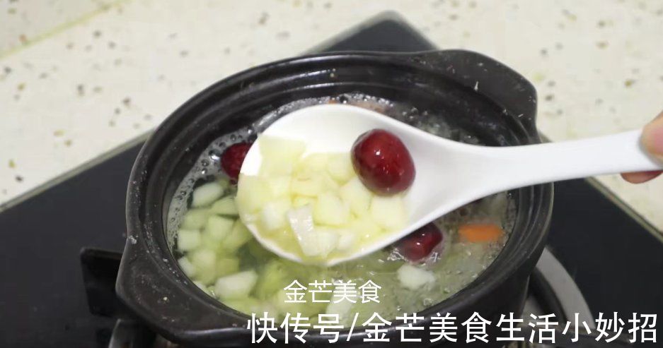 今天才发现,荸荠去皮这么简单,只需学会这一招,简单还不浪费